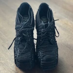 Black Women's Lace-Up Shoes